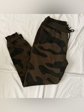 Free Planet camo joggers Size XL
